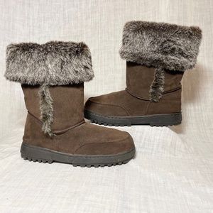 Women’s Brown Boots. Rampage size 8. Fur trim. Faux Suede. Eskimo Warm and comfy